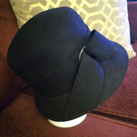 ELEGANT BLACK WOOL CLOCHE HAT - Picture 1 of 4